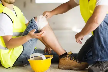 Un trabajador ha resultado herido y presenta una laceración en la rodilla
