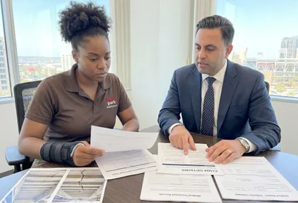 Un trabajador lesionado del Petco Park revisa las pruebas de una reclamación por lesiones a un vendedor