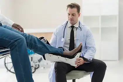 Una víctima de un accidente en Walmart siendo examinada por un médico