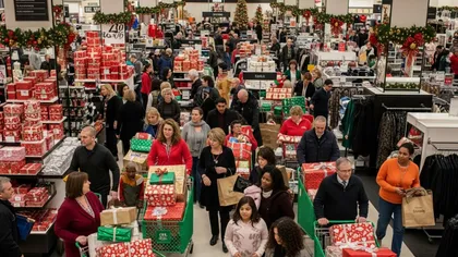 Unos grandes almacenes abarrotados de compradores navideños que adquieren regalos de Navidad