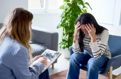 Víctima de accidente de coche hablando de los síntomas de angustia emocional con un profesional de la salud mental