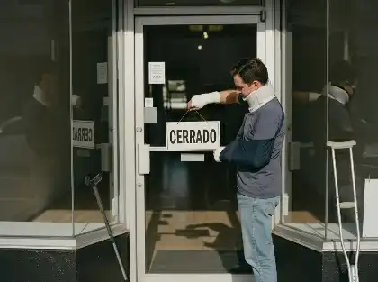 Víctima de un accidente de tráfico que ha tenido que cerrar su negocio y ha perdido sus ingresos a causa de sus lesiones