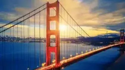 Vista del puente Golden Gate al atardecer, que pone de relieve los riesgos de los accidentes por conducir bajo los efectos del alcohol