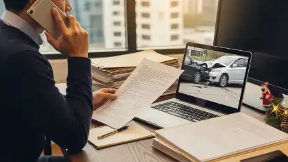 Abogado especializado en lesiones personales revisando con el cliente los documentos del caso de accidente y los honorarios legales.