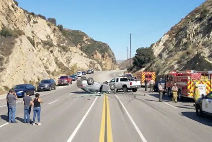 Accidente de vehículo volcado en la autopista de Santa Clarita con presencia de personal de emergencia.