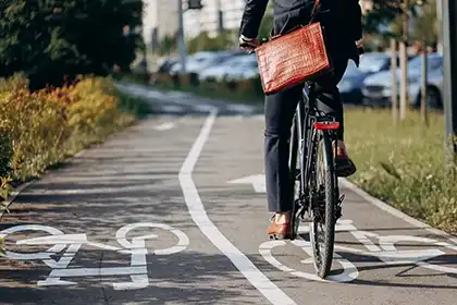 carril bici con marcas de gran tamaño