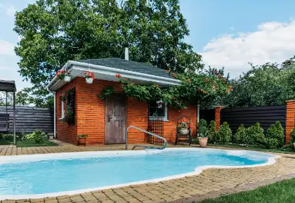 casa-de-campo-de-madera-con-piscina