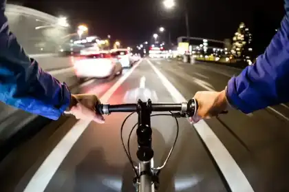 ciclista con una luz delantera muy potente