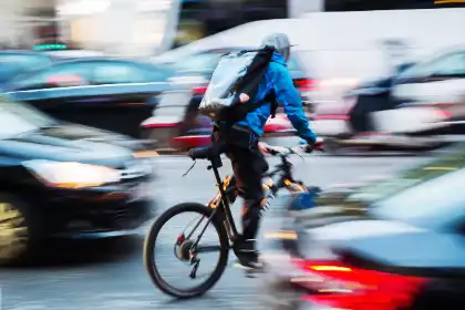 ciclista por las calles de Los Ángeles