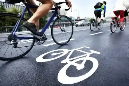 ciclista que circula por el carril bici