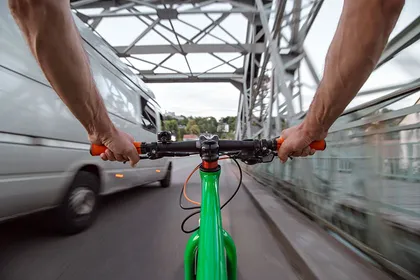 ciclista que circula por el extremo derecho de la carretera
