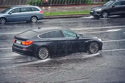 coches en la carretera cuando llueve