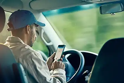 conductor que utiliza el teléfono mientras conduce