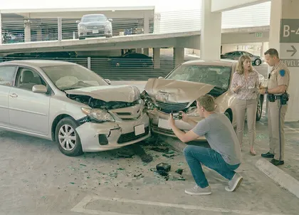 Documentación del lugar del accidente en el estacionamiento para reclamación por lesiones