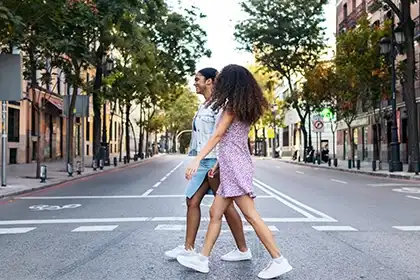 dos chicas cruzando la calle
