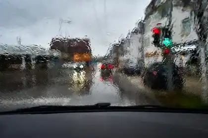 la lluvia hace que el parabrisas se empañe