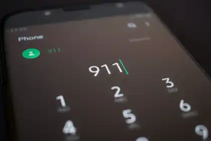 llamó al 911 desde el teléfono tras un accidente con fuga