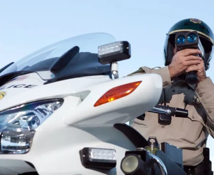 los agentes de la ley miden la velocidad con dispositivos de detección de velocidad