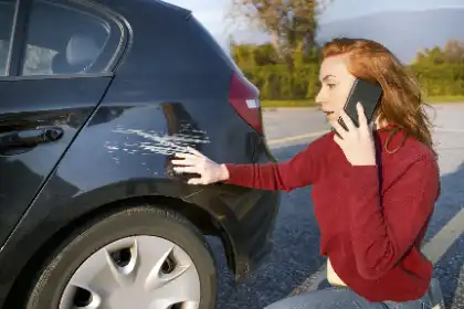 mujer informando a la policía del accidente de coche