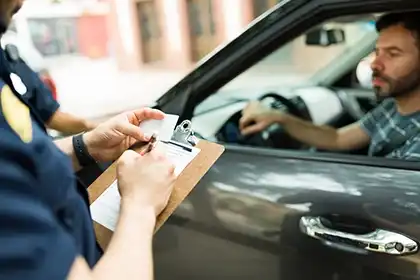 multa a un conductor por infringir el límite de velocidad