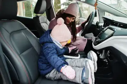 niño-en-un-coche-sin-sistema-de-retención