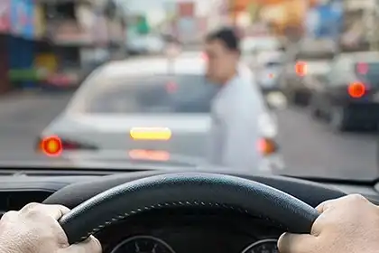 paso de peatones frente a un coche con el parabrisas borroso