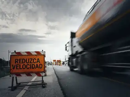 reducir la velocidad señalizada por la autopistav