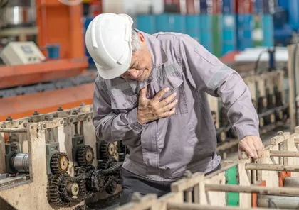 trabajador que experimenta síntomas de ictus durante un incidente laboral