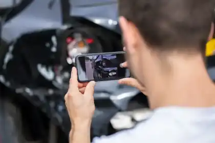 un hombre que está haciendo fotos del accidente de un peatón