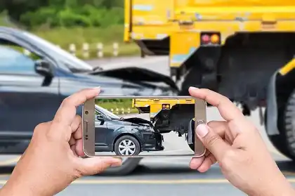 un hombre que está haciendo fotos del accidente