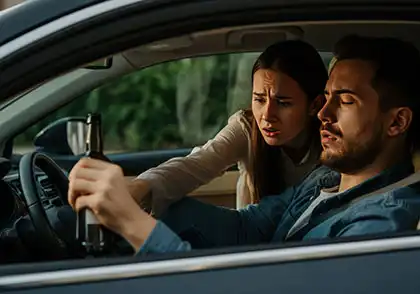 una mujer que impide que un conductor ebrio se ponga al volante