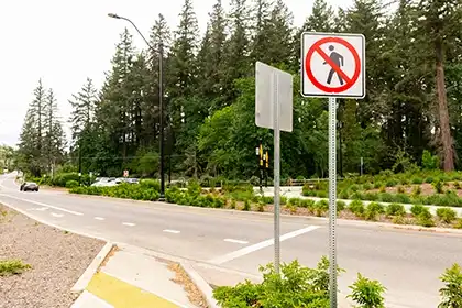 una señal de prohibido cruzar la calle en una carretera de Los Ángeles
