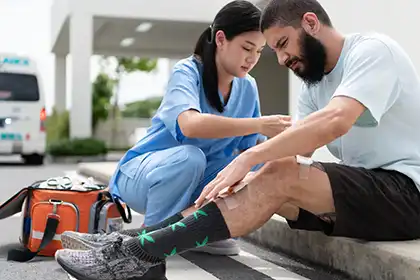 una víctima de un accidente de tráfico que está recibiendo asistencia médica
