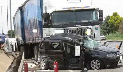 ¿Cuántos accidentes de camiones son causados por turismos