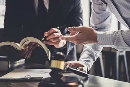 Abogados con experiencia en lesiones personales que colaboran para preparar un caso de accidente de tráfico