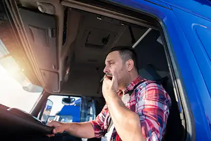 Camionero cansado en California