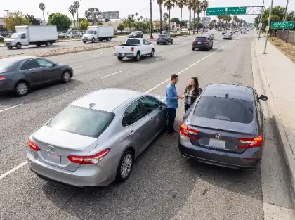 Conductores intercambiando datos tras un accidente de tráfico en una carretera muy transitada de Los Ángeles