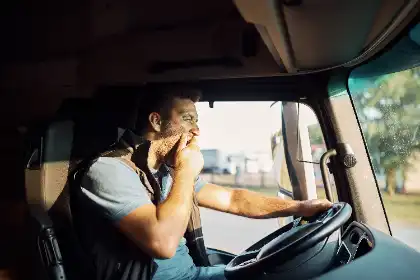 Cuáles son los peligros de que los camioneros se queden dormidos al volante