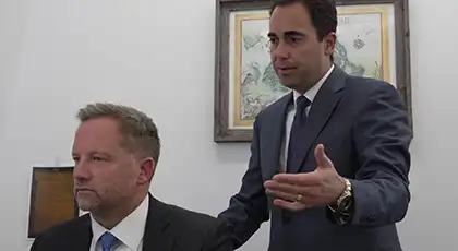 Dos abogados debaten y ofrecen asesoramiento sobre una reclamación por accidente laboral