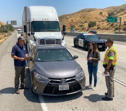 Investigación de un accidente de transporte comercial en una carretera rural, en la que los agentes evalúan los daños entre un camión articulado y un turismo.