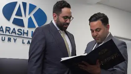Los abogados especializados en accidentes de camión del bufete Arash Law revisando los documentos de un caso en la oficina