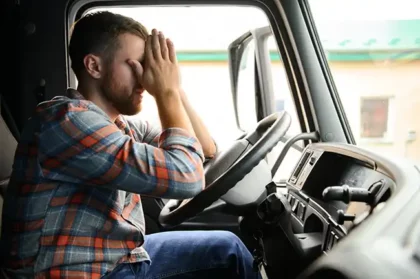 Un camionero cansado en California