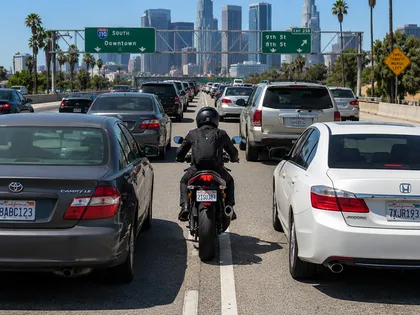 Un motorista circula con seguridad entre los coches en un atasco en California