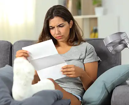 Una mujer que está revisando la oferta del seguro