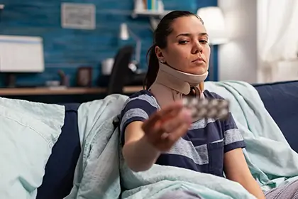 Una mujer que sufre un latigazo cervical y está tomando medicación