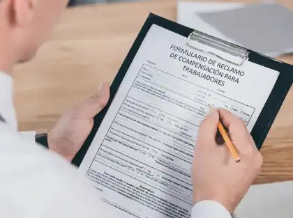 un empleado que reclama una indemnización