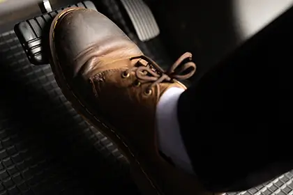 ¿Puedo quitarme los zapatos mientras conduzco