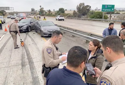 Agentes de la Patrulla de Carreteras de California recogen pruebas tras un accidente por conducir bajo los efectos del alcohol en el que no está clara la culpa