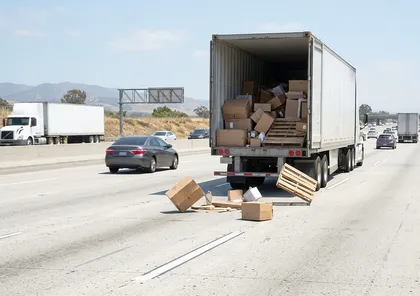 Carga mal sujetada en un camión que genera residuos peligrosos en la carretera en California no informo