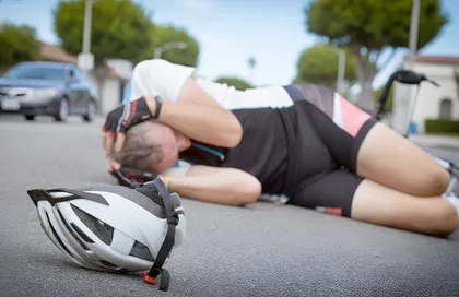 Ciclista herido en un accidente entre un coche y una bicicleta